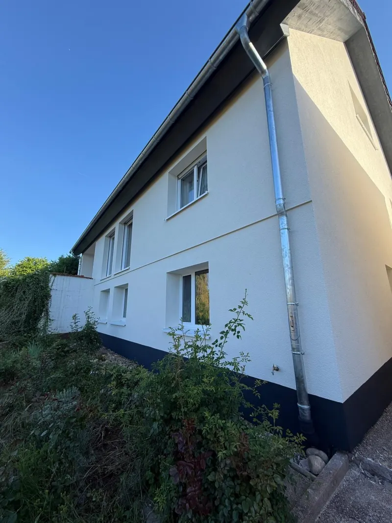 Sanierte Fassade einer Doppelhaushälfte