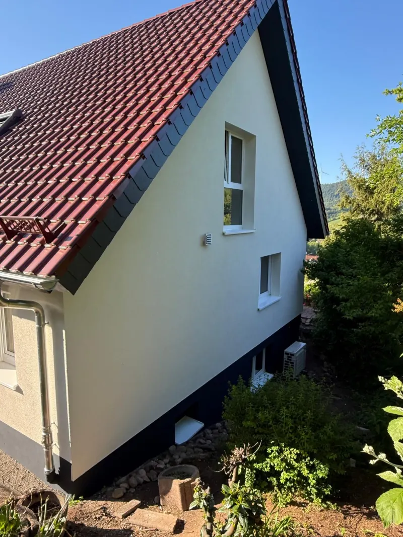 Gedämmtes Einfamilienhaus mit rotem Ziegeldach