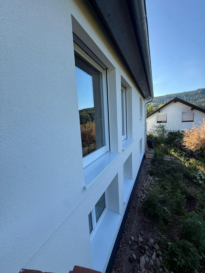 Detail einer sanierten Fassade mit Fensterleibung