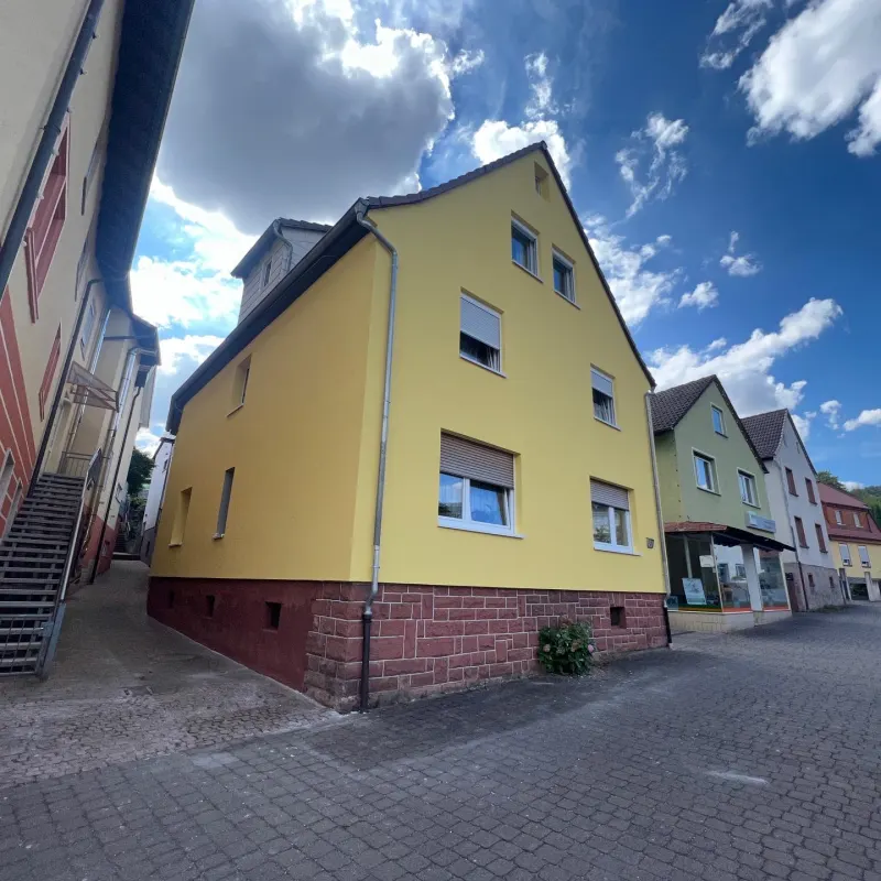 Neubaufassade mit Edelputz