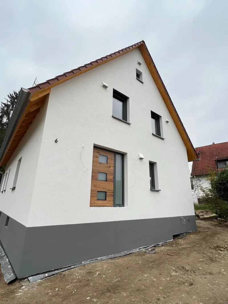 Frisch sanierte Fassade eines Einfamilienhauses